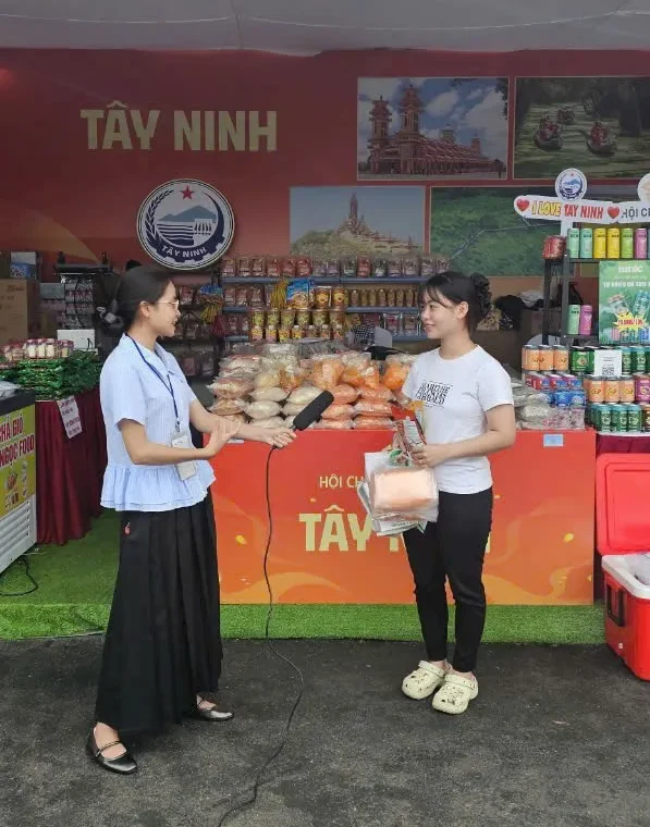 Phỏng Vấn Tại Sạp Bánh Tráng Trộn Cô Út
